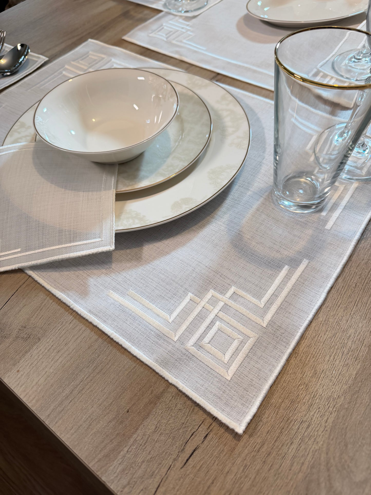 Elegance Beyaz Desenli Lüks Sofra Seti