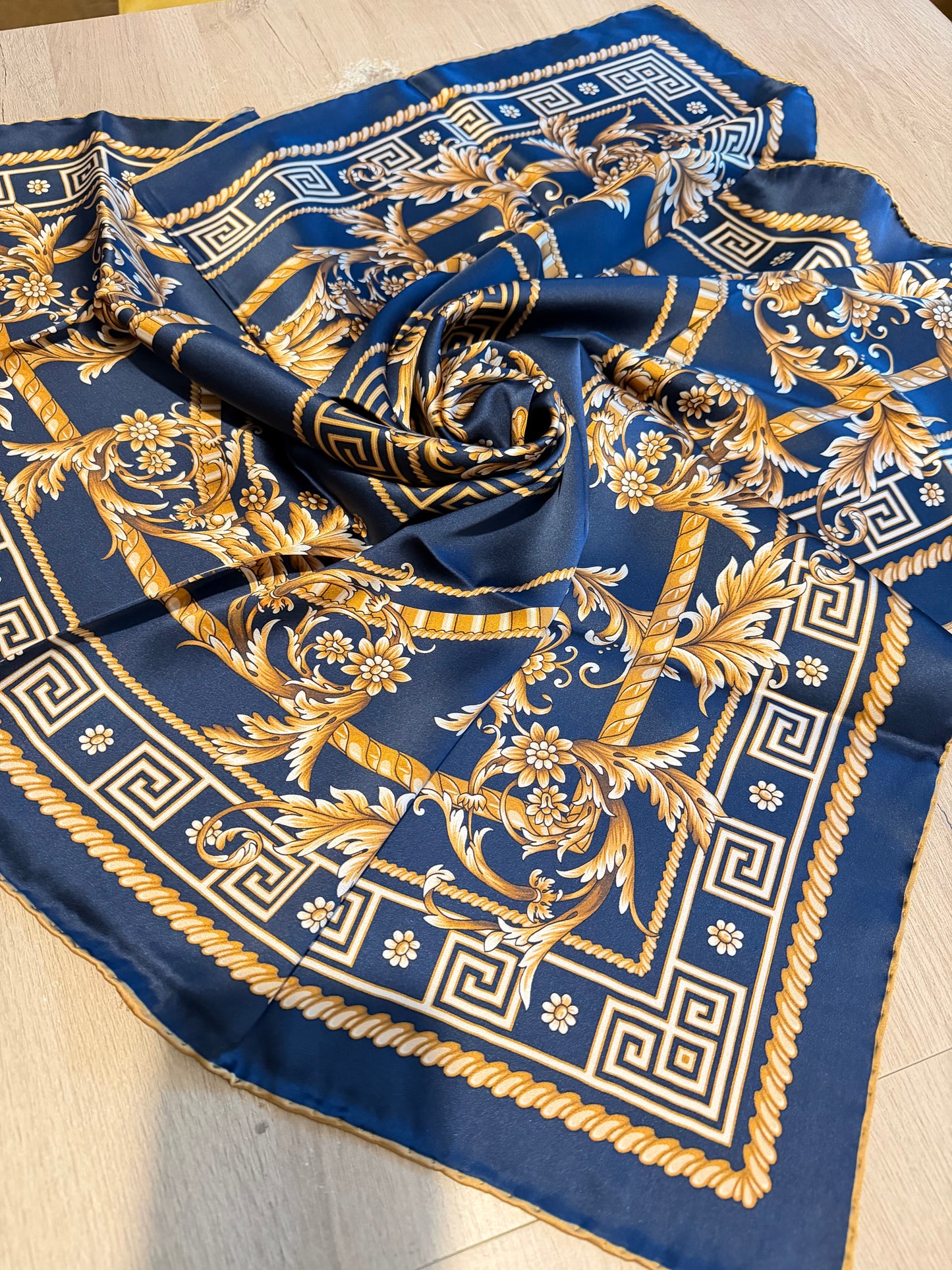 %100 İpek Kare Eşarp – Lacivert Gold Klasik Desen