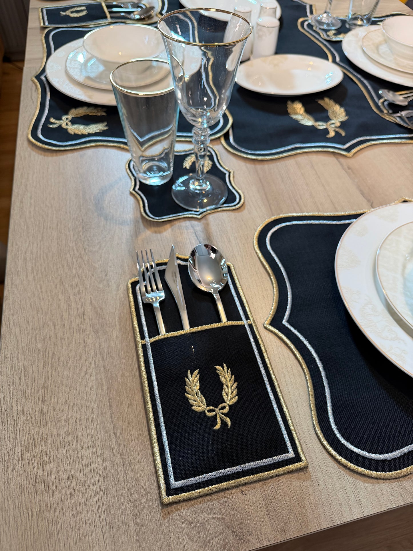 Siyah Gold Başak Desenli Lüks Sofra Seti