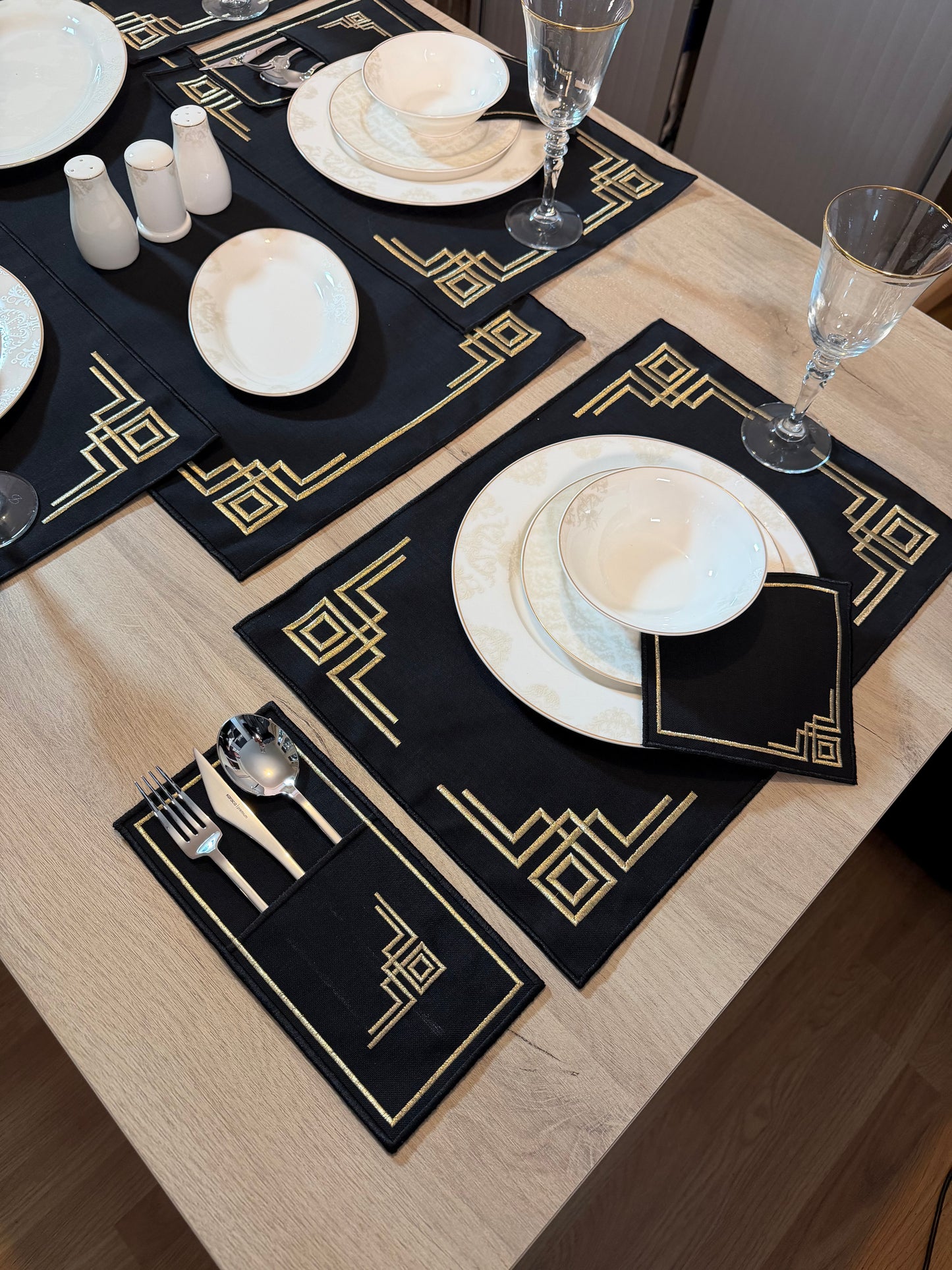 Elegance Siyah Gold Desenli Lüks Sofra Seti